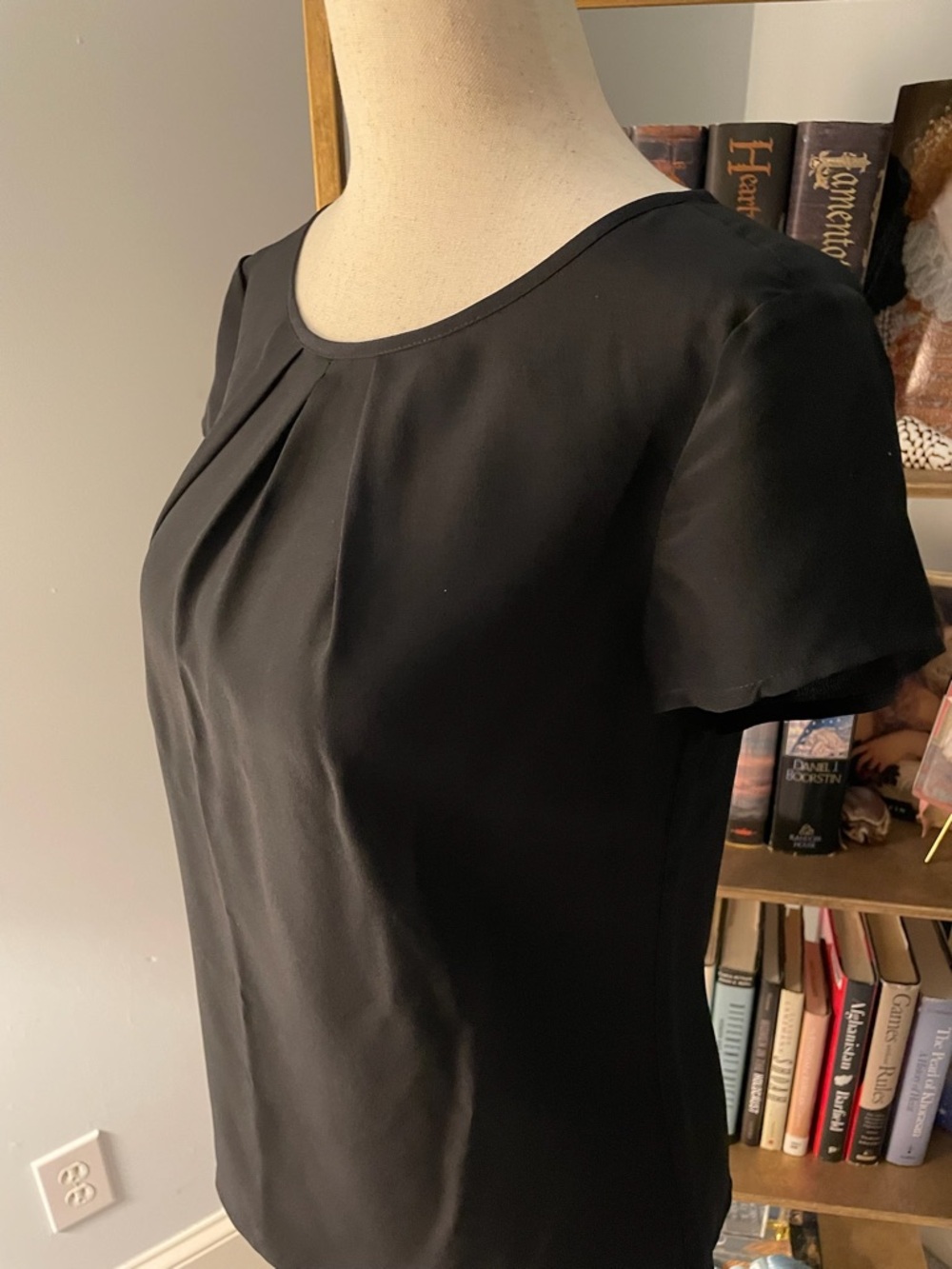 Ann Taylor 100% Silk Black Short Cap Sleeve Blouse Shell - Picture 2 of 13